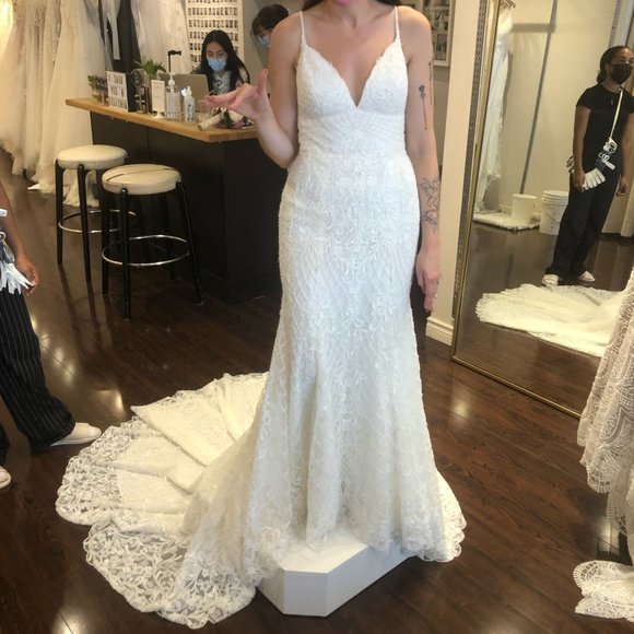 Wedding dress - Picture 1 of 13